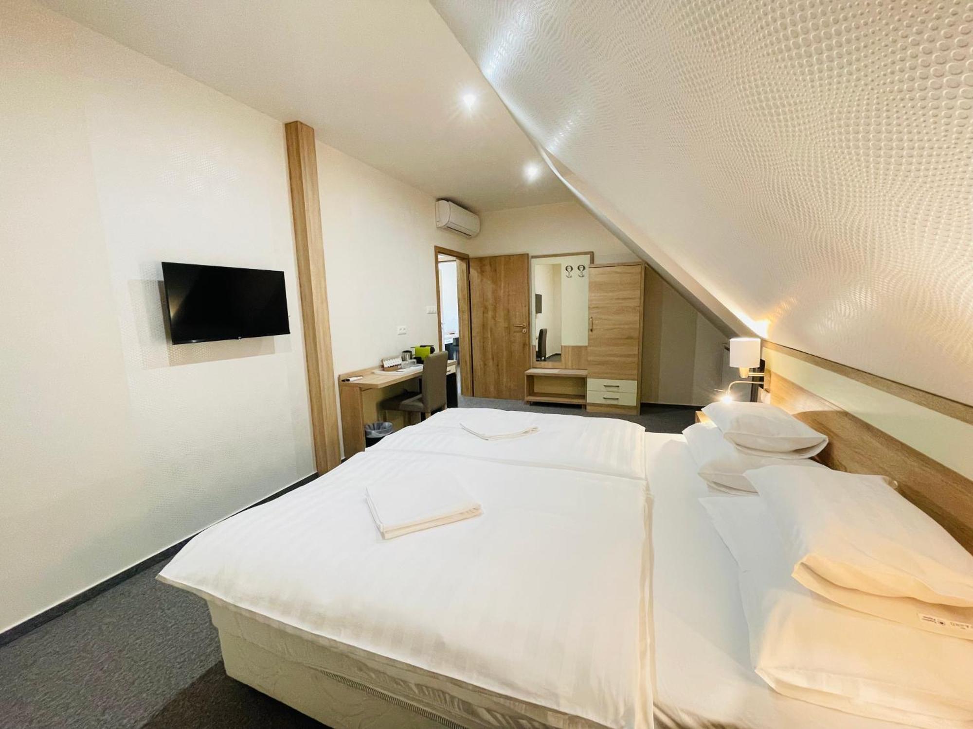Mikes Deluxe Home Balatonfured Bagian luar foto