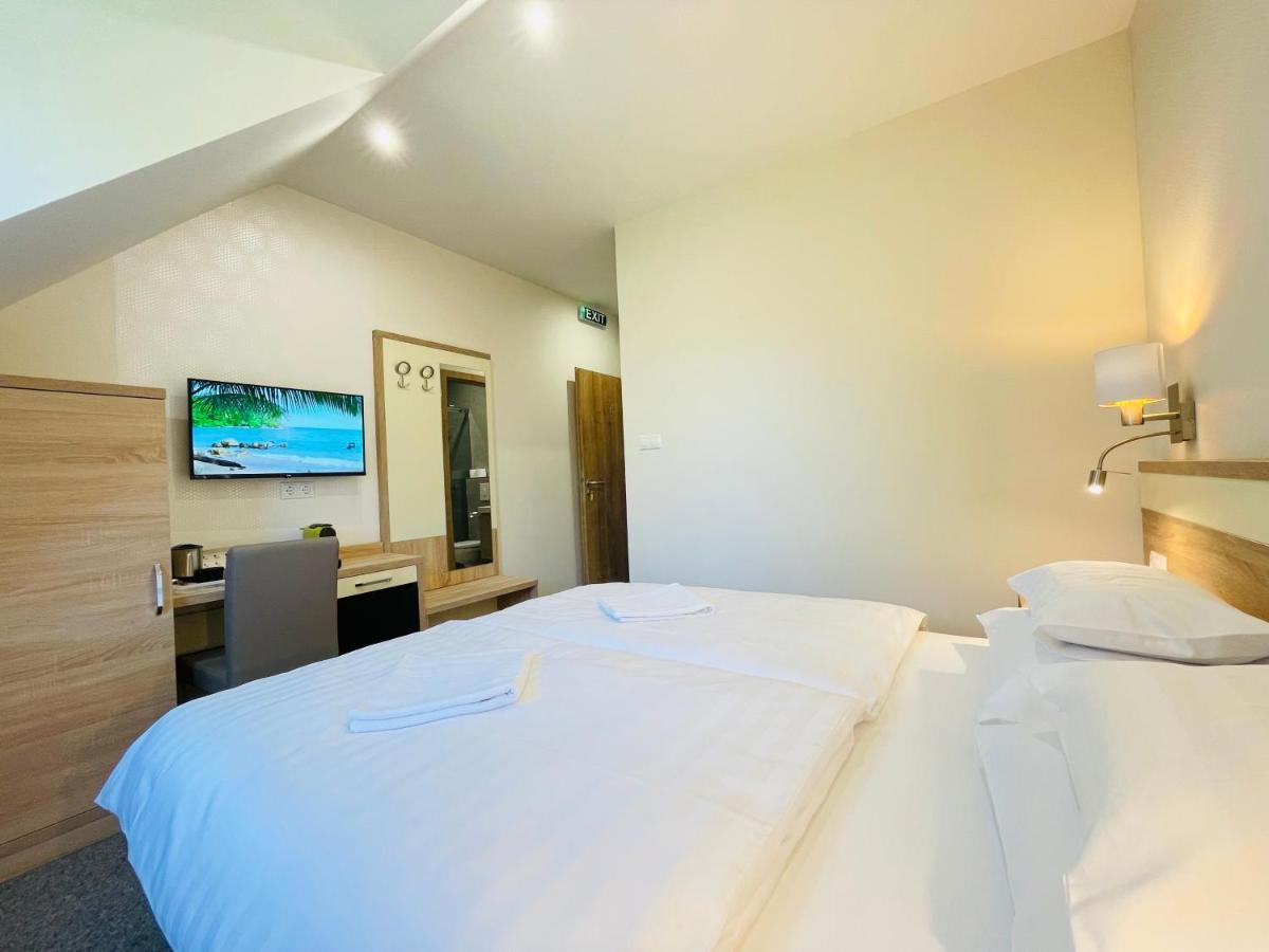 Mikes Deluxe Home Balatonfured Bagian luar foto